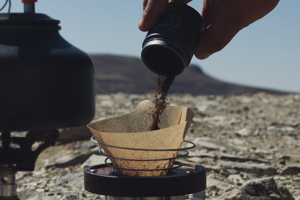 معرفی میکنیم: این شما و این قهوه ساز اسپرو! در حال ریختن قهوه ی آسیاب شده روی فیلتر درون دم افزار اسپرو