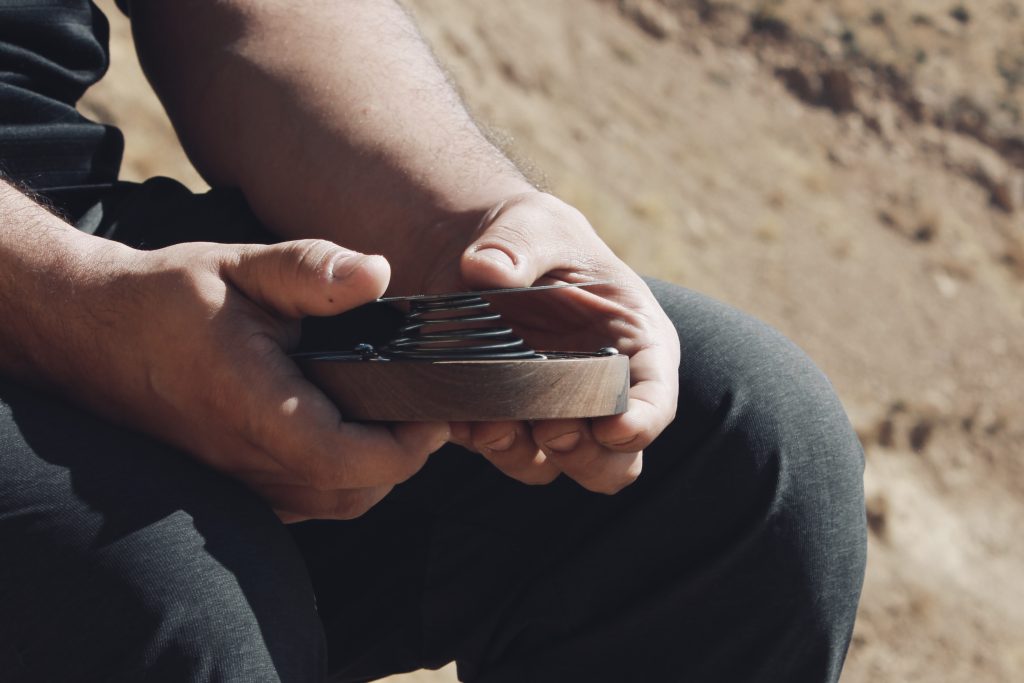 معرفی میکنیم: این شما و این قهوه ساز اسپرو! دستانی در حال بستن در دم افزار اسپرو در دل طبیعت