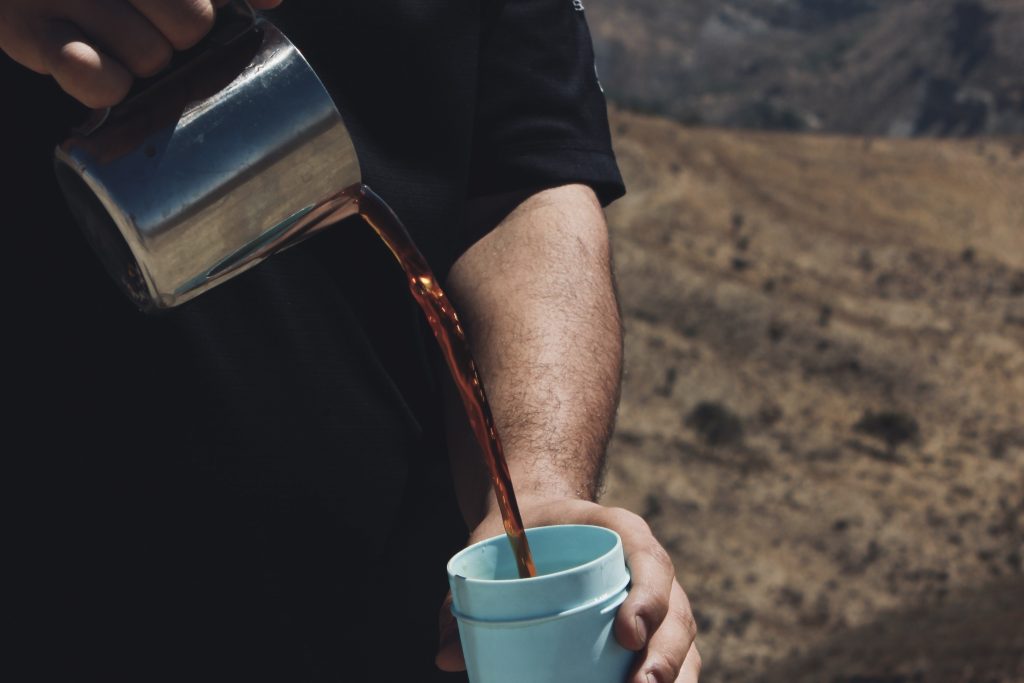 معرفی میکنیم: این شما و این قهوه ساز اسپرو! قهوه در حال سرو به دستان یک طبیعت گرد