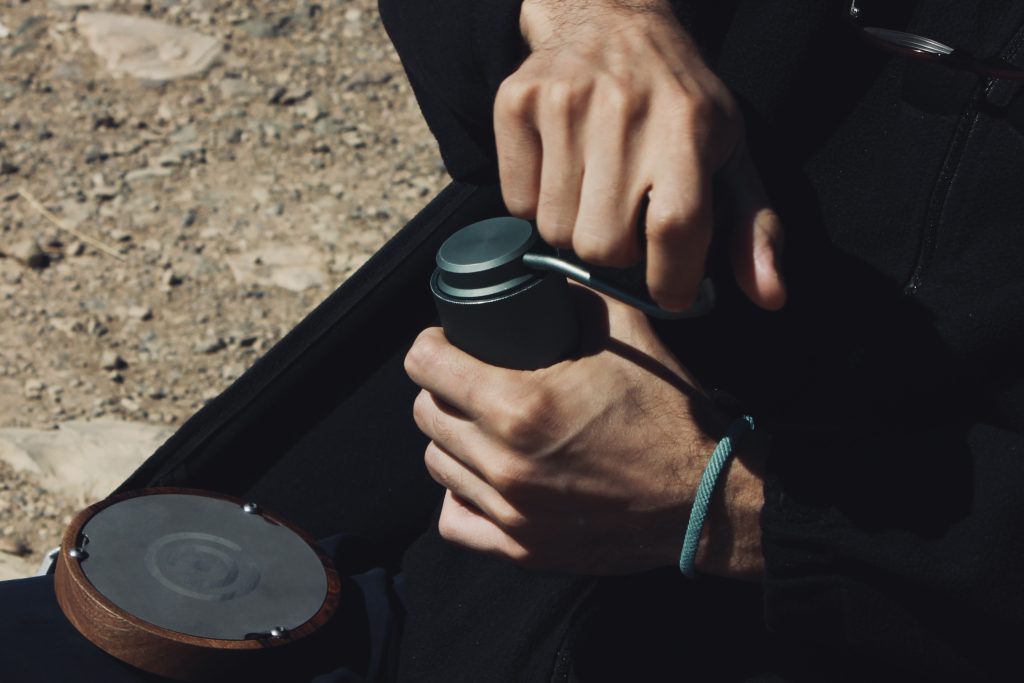 معرفی میکنیم: این شما و این قهوه ساز اسپرو! دم افزار اسپرو در گوشه ی کادر آماده ی استفاده پس از آسیاب قهوه