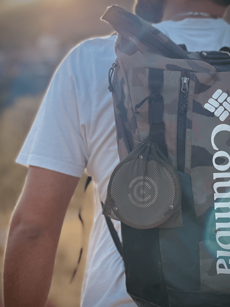 معرفی میکنیم: این شما و این قهوه ساز اسپرو! تصویری از دم افزار اسپرو محصول برند آن که در کیسه توری خود قرار دارد و به یک کولهپشتی آویزان شده.