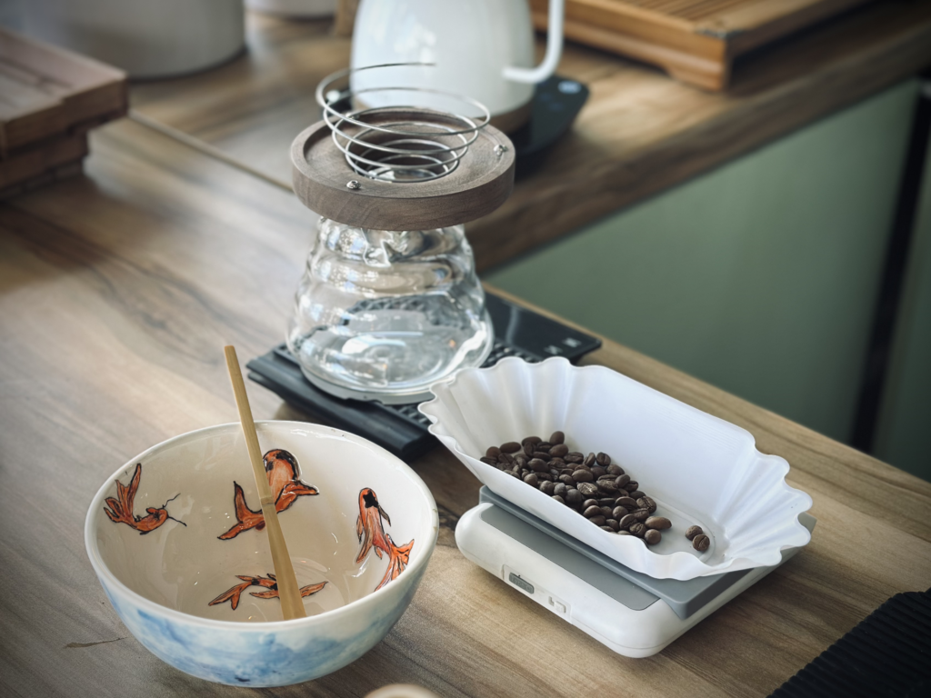 بررسی دم آوری قهوه به روش ۱۱-۱۱ و مقایسه دو دم افزار اسپرو و v60-01 سرامیکی در این شیوه آموزش دم آوری قهوه به روش ۱۱-۱۱ در دم آوری قهوه با دم افزار اسپرو