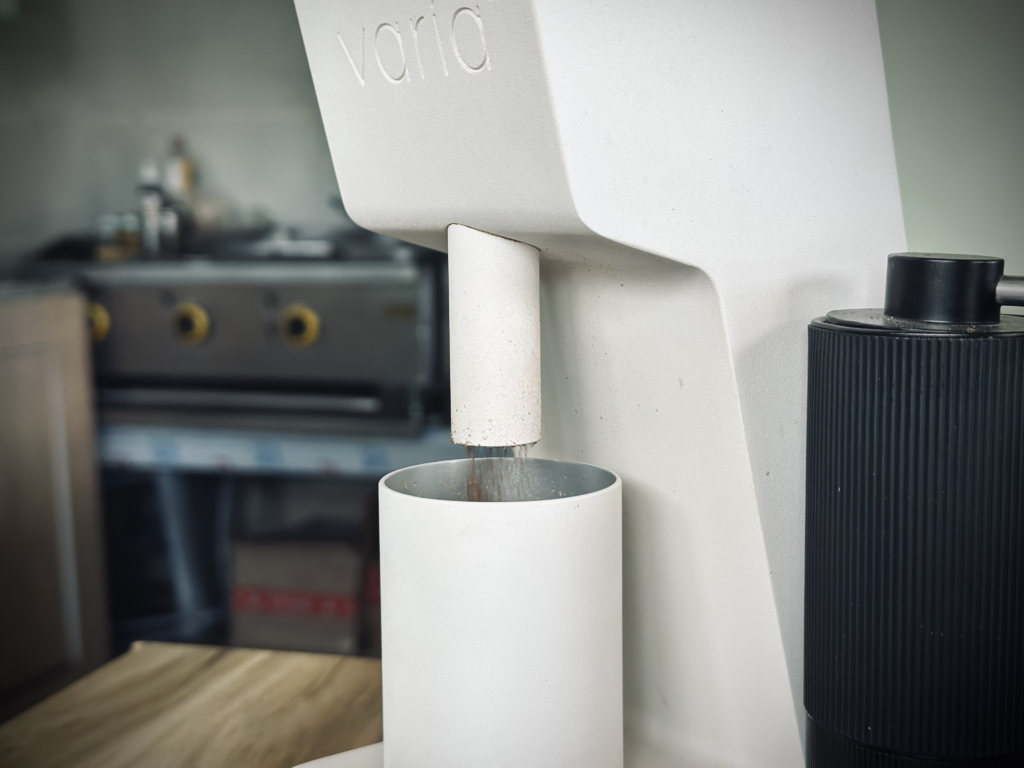 بررسی دم آوری قهوه به روش ۱۱-۱۱ و مقایسه دو دم افزار اسپرو و v60-01 سرامیکی در این شیوه آسیاب قهوه و آماده سازی برای دم آوری