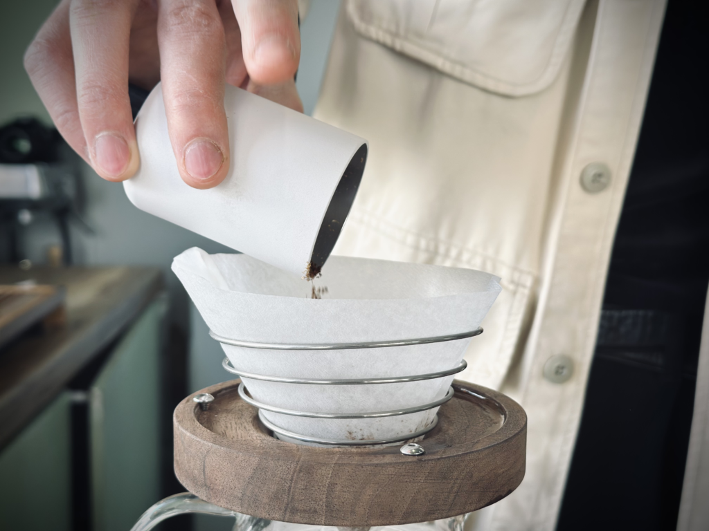 بررسی دم آوری قهوه به روش ۱۱-۱۱ و مقایسه دو دم افزار اسپرو و v60-01 سرامیکی در این شیوه ریختن قهوه ی آسیاب شده درون دم افزار اسپرو