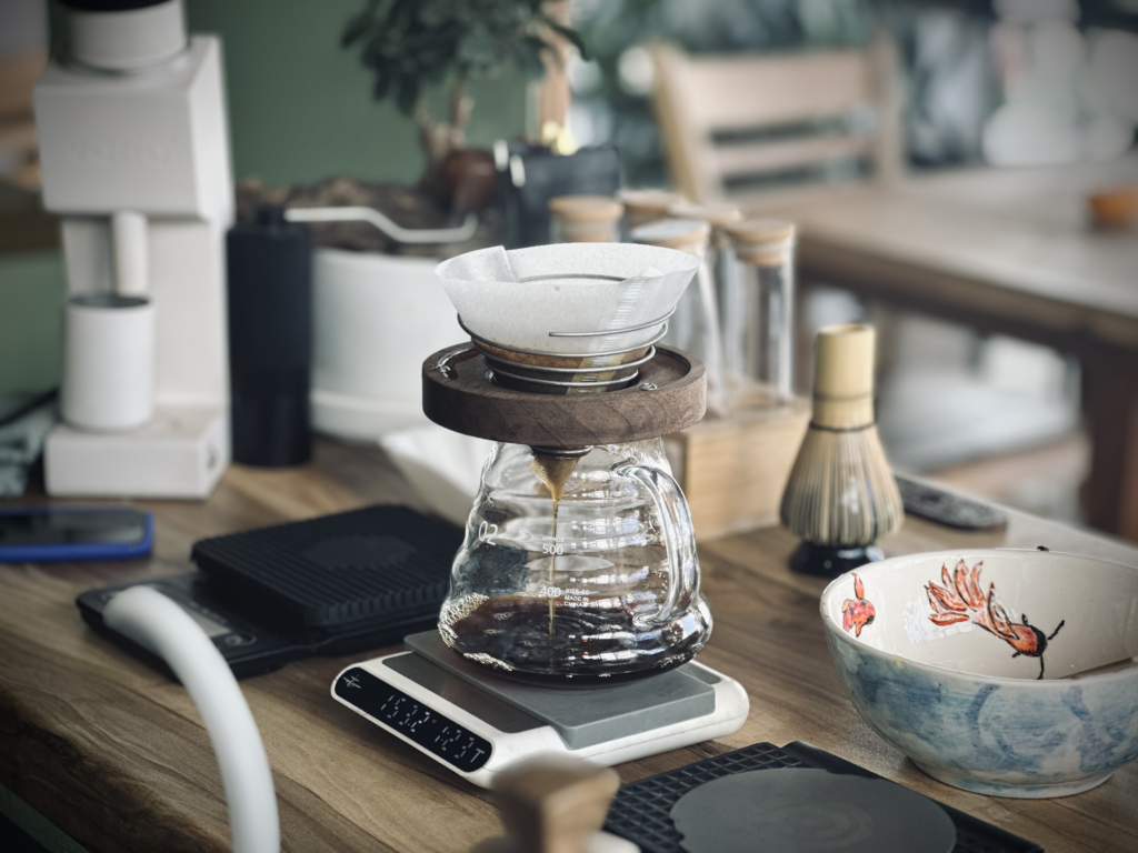 بررسی دم آوری قهوه به روش ۱۱-۱۱ و مقایسه دو دم افزار اسپرو و v60-01 سرامیکی در این شیوه آماده سازی قهوه ساز اسپرو برای دم آوری قهوه