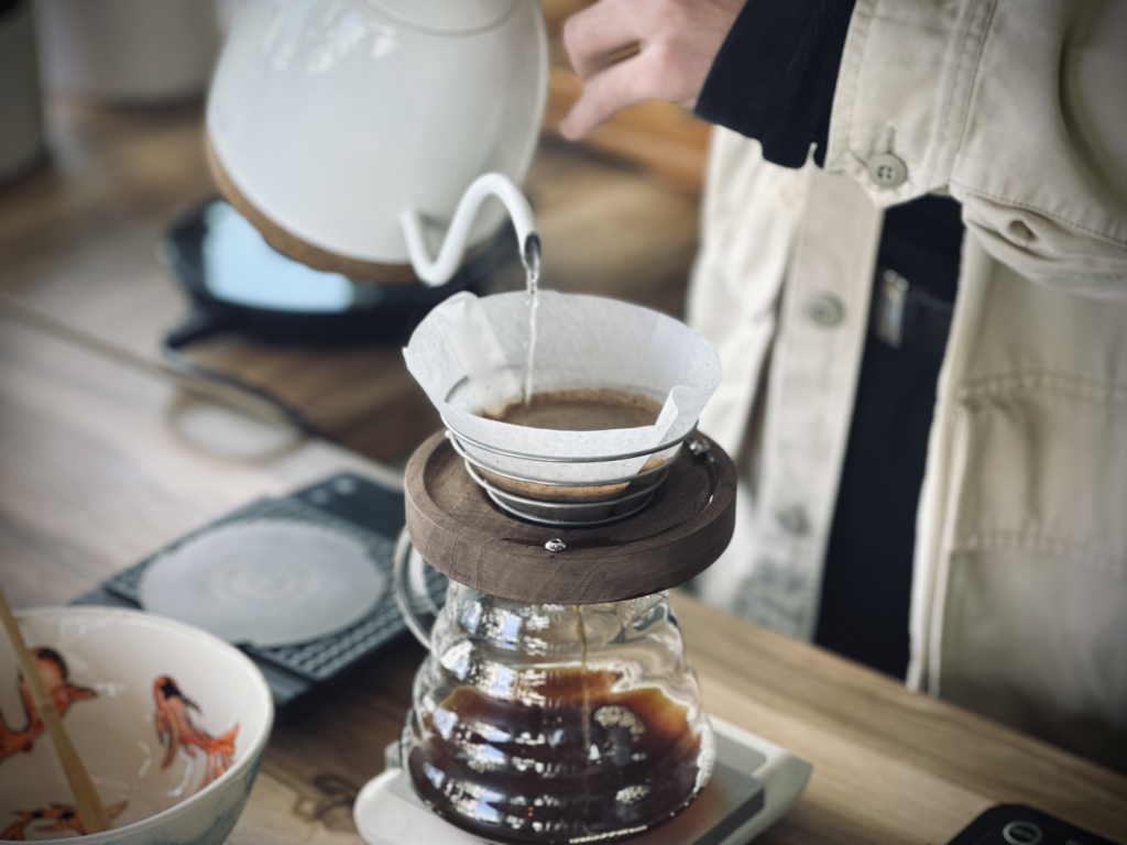 بررسی دم آوری قهوه به روش ۱۱-۱۱ و مقایسه دو دم افزار اسپرو و v60-01 سرامیکی در این شیوه دم آوری قهوه با دم افزار اسپرو