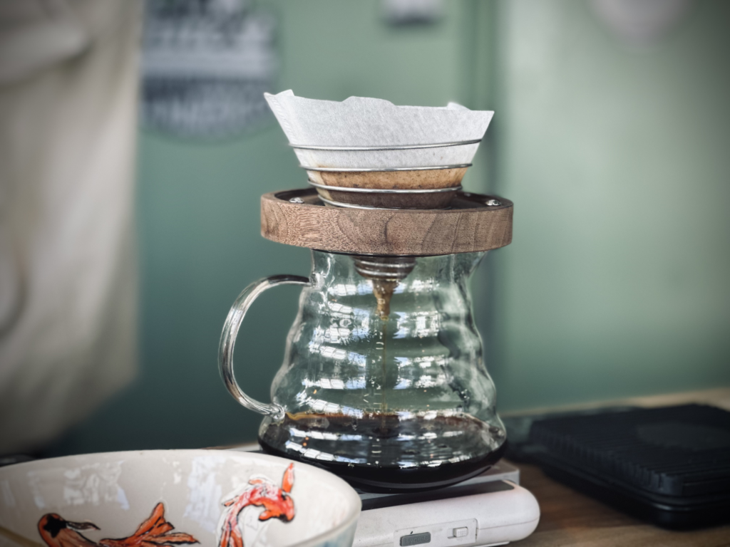 بررسی دم آوری قهوه به روش ۱۱-۱۱ و مقایسه دو دم افزار اسپرو و v60-01 سرامیکی در این شیوه آماده سازی دم افزار اسپرو برای دم آوری قهوه